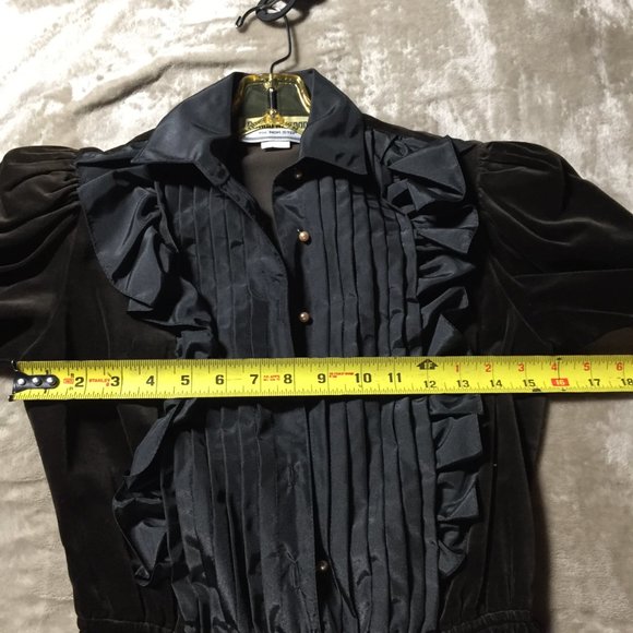 Vintage black velvet dress perfect for holidays - Picture 6 of 8